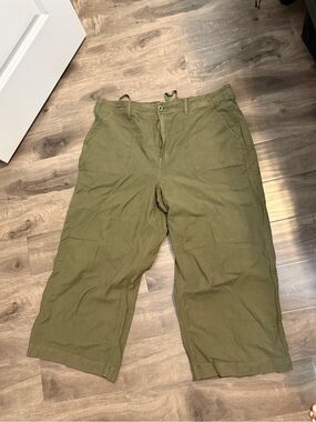Women’s Olive Green Cropped Pants
